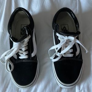 Like new Old Sokol women’s Vans. Very comfortable and clean environment.